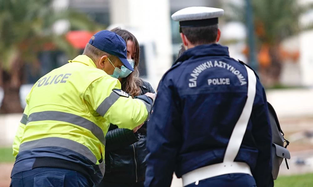 «Βροχή» τα πρόστιμα για παραβάσεις των μέτρων για τον κορονοϊό